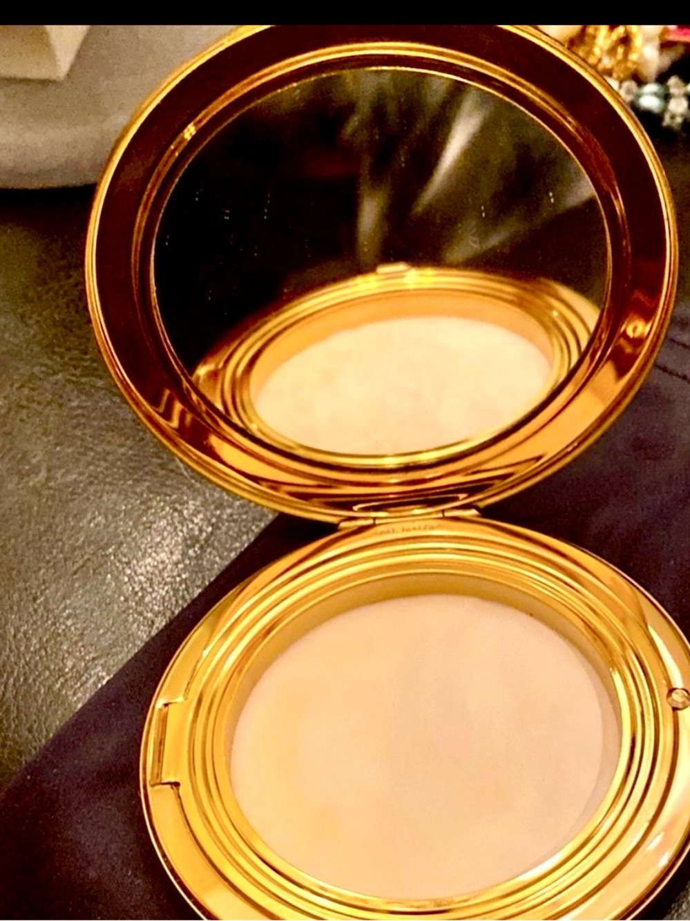 Vintage Gold Stratton Powder Setting Compact 
Collectible item - Picture 2 of 5